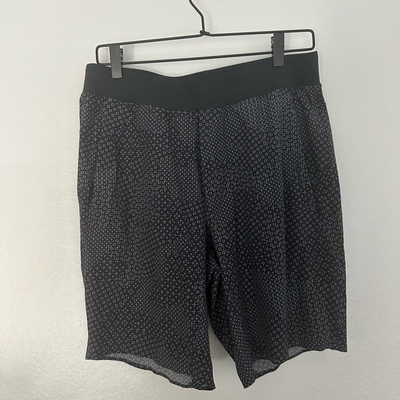 Lululemon men’s medium black pattern shorts linerless in great condition - Picture 1 of 2